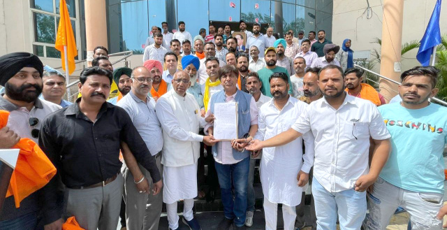 Read more about the article नगर निगम कर्मचारी यूनियन की हर जायज मांग के हल का किया जाएगा प्रयास: ब्रम शंकर जिंपा
