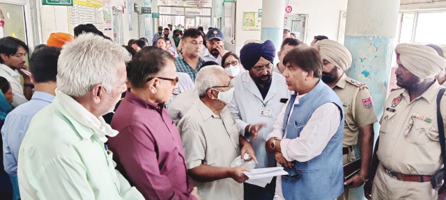 You are currently viewing ਸਿਵਲ ਹਸਪਤਾਲ ’ਚ ਸੁਚਾਰੂ ਢੰਗ ਨਾਲ ਮੁਹੱਈਆ ਕਰਵਾਈਆਂ ਜਾਣਗੀਆਂ ਸਿਹਤ ਸਹੂਲਤਾਂ : ਬ੍ਰਮ ਸ਼ੰਕਰ ਜਿੰਪਾ