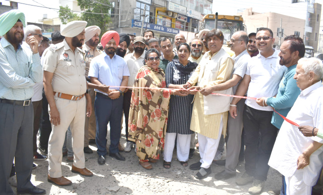 Read more about the article ਭਗਵਾਨ ਸ੍ਰੀ ਪਰਸ਼ੂਰਾਮ ਚੌਂਕ ਦੀ ਸ਼ਾਨ ਨੂੰ ਬਰਕਰਾਰ ਰੱਖਣ ਲਈ ਨਹੀਂ ਛੱਡੀ ਜਾਵੇਗੀ ਕੋਈ ਕਮੀ : ਬ੍ਰਮ ਸ਼ੰਕਰ ਜਿੰਪਾ