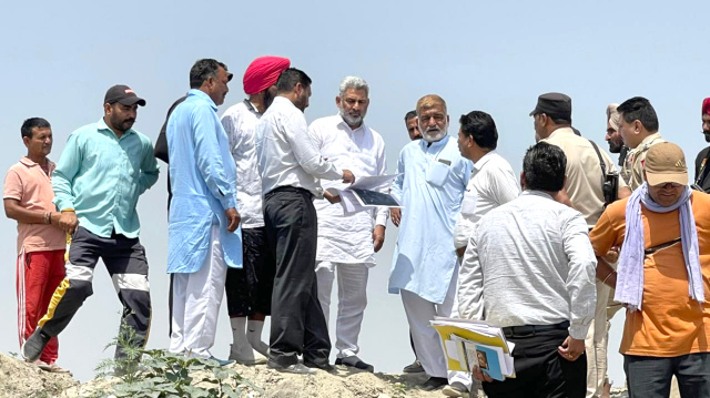 Read more about the article ਕੀੜੀ ਵਿਖੇ ਰਾਵੀ ਦਰਿਆ ਤੇ ਬਣਾਏ ਜਾਣ ਵਾਲੇ ਪੁੱਲ ਦੇ ਨਿਰਮਾਣ ਕਾਰਜ ਨੂੰ ਲੈ ਕੇ ਕੈਬਨਿਟ ਮੰਤਰੀ ਨੇ ਕੀਤਾ ਵਿਸੇਸ ਦੌਰਾ