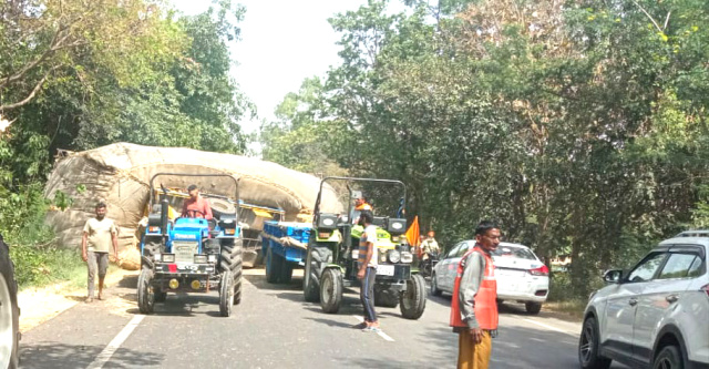 You are currently viewing ਤੁੜੀ ਨਾਲ ਭਰੀ ਉਵਰਲੋਡ ਟਰਾਲੀ ਪੇਪਰ ਮਿੱਲ ਨੂੰ ਜਾਂਦੀ ਬਡੇਸਰੋਂ ਪਲਟੀ- ਲੋਕ ਹੋਏ ਖੱਜਲ ਖੁਆਰ