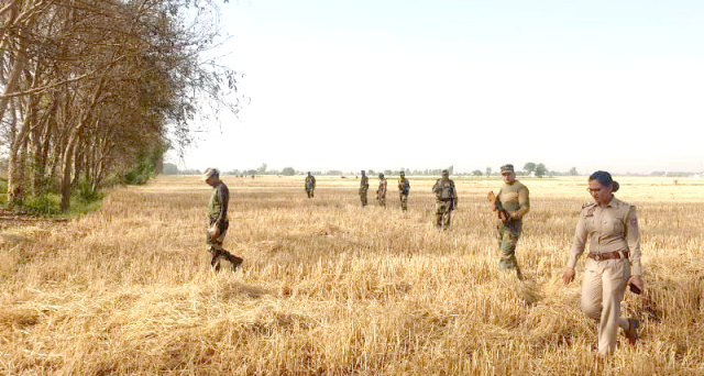 You are currently viewing ਵੱਡੀ ਖਬਰ.. ਚਾਰ ਵਾਰ ਪਾਕਿਸਤਾਨੀ ਡਰੋਨ ਭਾਰਤੀ ਸਰਹੱਦ ਵਿੱਚ ਆਇਆ ਬੀਐਸਐਫ ਦੇ ਜਵਾਨਾਂ ਵੱਲੋਂ 166 ਰਾਉਂਡ ਫਾਇਰਿੰਗ ਕਰਕੇ ਪਾਕਿਸਤਾਨੀ ਡਰੋਨ ਨੂੰ ਪਿੱਛੇ ਹਟਾਇਆ