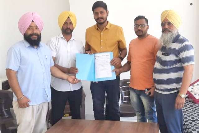 You are currently viewing ਅਧਿਆਪਕ ਯੂਨੀਅਨ ਦੇ ਵਫਦ ਨੇ ਵਿਧਾਇਕ ਅਮਨਸ਼ੇਰ ਸਿੰਘ ਕਲਸੀ ਨੂੰ  ਮੁੱਖ ਮੰਤਰੀ ਦੇ ਨਾਂ ਦਿੱਤਾ ਮੰਗ ਪੱਤਰ