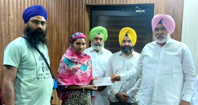 Read more about the article ਪਿਤਾ ਦੀ ਮੌਤ ਤੋਂ ਬਾਅਦ ਹੋਣਹਾਰ ਵਿਦਿਆਰਥਣ ਦੀ ਬਾਂਹ ਫੜੀ ਡਾ.ਓਬਰਾਏ ਨੇ*