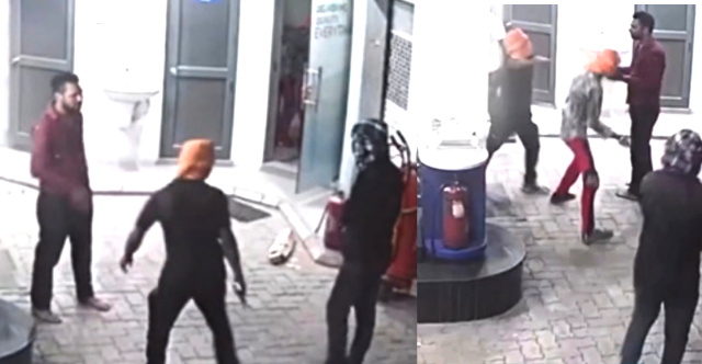 You are currently viewing BREAKING NEWS.. ਅਮ੍ਰਿਤਸਰ ਚ ਇੱਕ ਪੈਟਰੋਲ ਪੰਪ ਤੇ ਹਥਿਆਰ ਦੀ ਨੋਕ ਤੇ ਲੱਖਾਂ ਰੁਪਏ ਦੀ ਹੋਈ ਲੁੱਟ