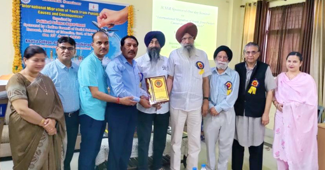 You are currently viewing ਖ਼ਾਲਸਾ ਕਾਲਜ ਗੜ੍ਹਦੀਵਾਲਾ ਵਿਖੇ “ਪੰਜਾਬ ਦਾ ਨੌਜਵਾਨਾਂ ਦਾ ਅੰਤਰ ਰਾਸ਼ਟਰੀ ਪ੍ਰਵਾਸ: ਕਾਰਨ ਤੇ ਨਤੀਜੇ” ਵਿਸ਼ੇ ਉਪੱਰ ਸੈਮੀਨਾਰ