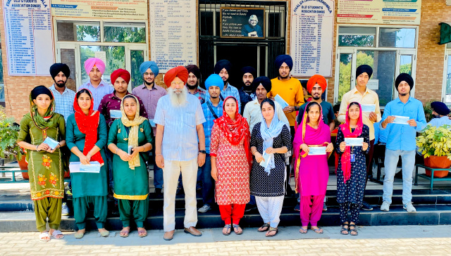 You are currently viewing ਸ਼੍ਰੋਮਣੀ ਗੁਰਦੁਆਰਾ ਪ੍ਰਬੰਧਕ ਕਮੇਟੀ ਵਲੋਂ ਵਿਦਿਆਰਥੀਆਂ ਨੂੰ 16,9000/- ਰੁਪਏ ਦੀ ਰਾਸ਼ੀ ਵੰਡੀ