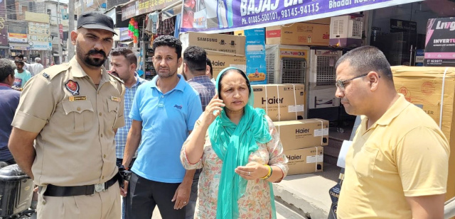 You are currently viewing ਦੁਕਾਨਦਾਰਾਂ ਦੀ ਸ਼ਿਕਾਇਤ ਤੇ ਸੰਤੋਸ਼ ਕਟਾਰੀਆ ਨੇ ਪਾਵਰਕਾਮ ਨੂੰ ਕੀਤੇ ਦਿਸ਼ਾ ਨਿਰਦੇਸ਼ ਜਾਰੀ