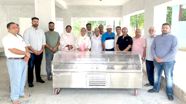 You are currently viewing ਦਾਨੀ ਸੱਜਣਾਂ ਨੇ ਸ਼ਮਸ਼ਾਨਘਾਟ ਨੂੰ ਫਰਿੱਜਰ ਮੋਰਚਰੀ ਕੀਤੀ ਦਾਨ