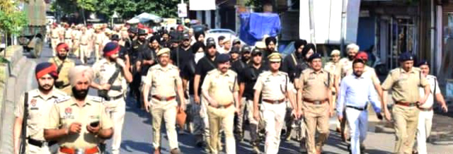 You are currently viewing जिला पुलिस ने निकाला फ्लैग मार्च, सुरक्षा व्यवस्था भी बढ़ाई