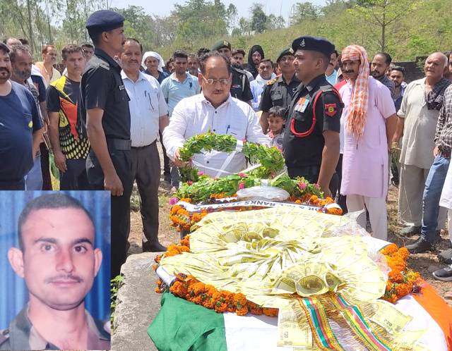 You are currently viewing ਦੁਖਾਂਤ… ਪਿੰਡ ਕਰਾੜੀ ਦੇ ਫੌਜੀ ਦਾ ਸੇਵਾ ਮੁਕਤੀ ਵਾਲੇ ਦਿਨ ਹੀ ਹੋਇਆ ਅੰਤਿਮ ਸੰਸਕਾਰ,ਪਰਿਵਾਰ ਸਦਮੇ ‘ਚ