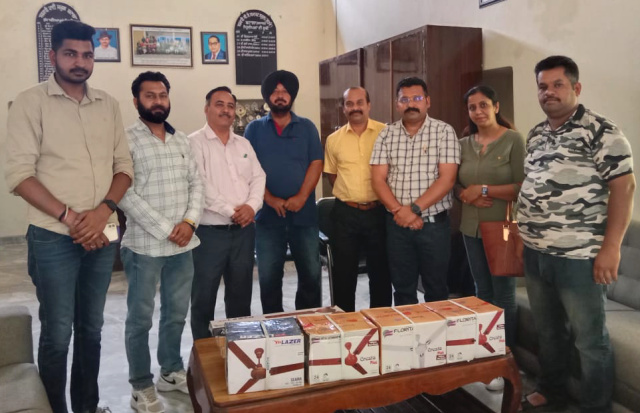 Read more about the article ਗਲੋਬਲ ਸਨਾਤਨ ਸੇਵਾ ਸੁਸਾਇਟੀ ਵੱਲੋਂ ਸ.ਸੀਨੀ. ਸੈਕੰ. ਸਕੂਲ ਅਤੇ ਭਗਵਾਨ ਪਰਸ਼ੂਰਾਮ ਮੰਦਰ ਨੂੰ ਨਵੇਂ ਪੱਖੇ ਭੇਂਟ 