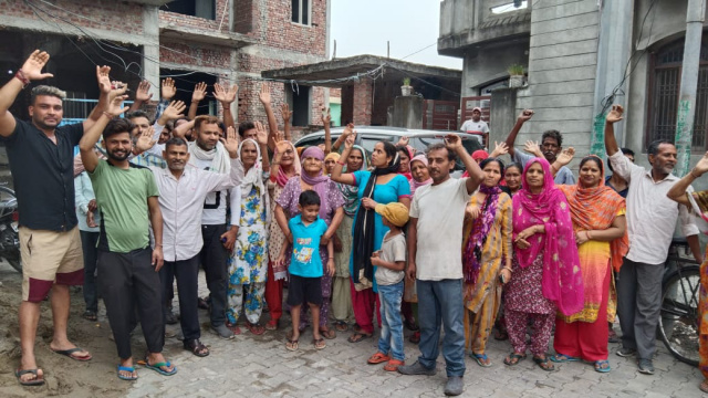 You are currently viewing आबादी जम्मू कल्यारी के लोगों ने डिपो होल्डर के खिलाफ किया प्रदर्शन,गेहूं कम देने का लगाया आरोप