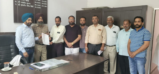 You are currently viewing ਵਿਜੀਲੈਂਸ ਵਿਭਾਗ ਵਲੋਂ ਦਰਜ ਕੀਤੇ ਮੁਕੱਦਮਿਆ ਦੇ ਵਿਰੋਧ ਵਿੱਚ ਪਟਵਾਰੀਆਂ ਨੇ ਕੀਤੀ ਹੜਤਾਲ