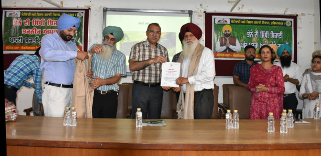 You are currently viewing ਜਮੀਨਾਂ ਨੂੰ ਬੰਜ਼ਰ ਹੋਣ ਤੋਂ ਬਚਾਉਣ ਲਈ ਜ਼ਮੀਨਦੋਜ਼ ਪਾਣੀ ਦੀ ਸੰਭਾਲ ਜ਼ਰੂਰੀ : ਡਿਪਟੀ ਕਮਿਸ਼ਨਰ