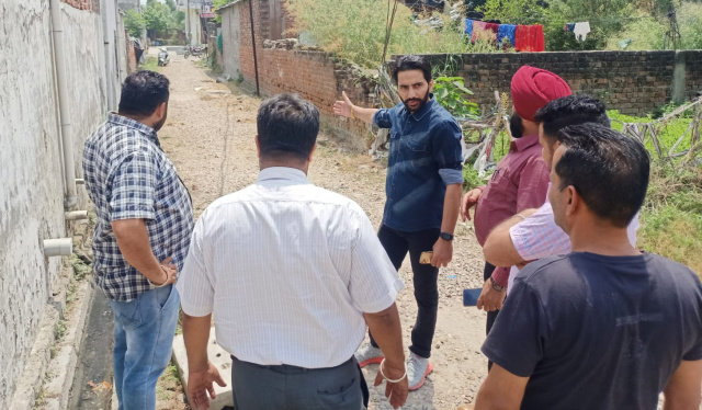 You are currently viewing ਹਲਕਾ ਵਿਧਾਇਕ ਜਸਵੀਰ ਸਿੰਘ ਰਾਜਾ ਦੀ ਅਗਵਾਈ ਹੇਠ ਸ਼ਹਿਰ ਦੇ ਵਿਕਾਸ ‘ਚ ਕੋਈ ਕਸਰ ਨਹੀਂ ਛੱਡੀ ਜਾਵੇਗੀ : ਚੌਧਰੀ ਰਾਜਵਿੰਦਰ ਸਿੰਘ ਰਾਜਾ