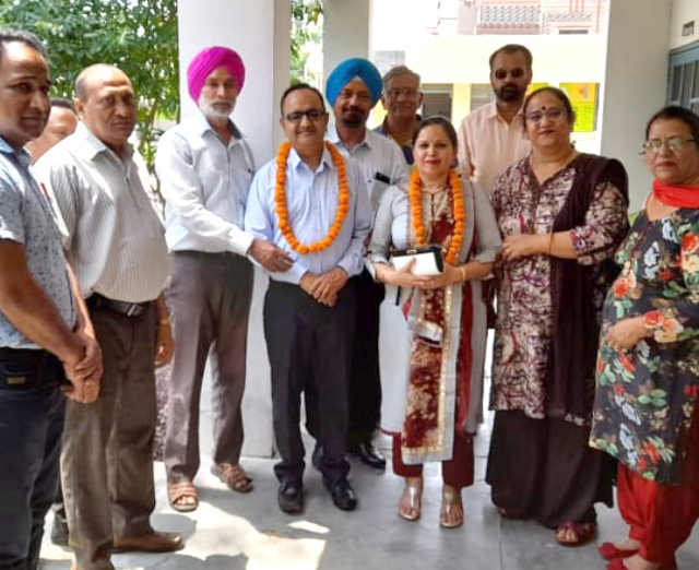 You are currently viewing ਤਨਦੇਹੀ ਅਤੇ ਇਮਾਨਦਾਰੀ ਨਾਲ ਕੀਤਾ ਕੰਮ ਇਨਸਾਨ ਨੂੰ ਬੁਲੰਦੀਆਂ ਤੱਕ ਪਹੁੰਚਾ ਦਿੰਦਾ : ਸੁਨੀਤਾ ਰਾਣੀ