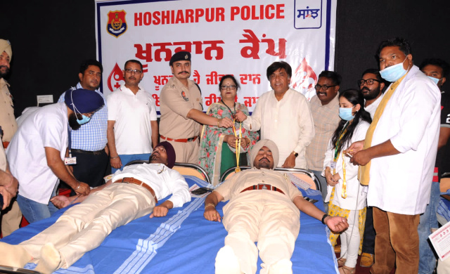 You are currently viewing ਖੂਨਦਾਨ ਕਰਕੇ ਇੱਕ ਵਿਅਕਤੀ ਨੂੰ ਜੀਵਨ ਦੀ ਦਿੱਤੀ ਜਾ ਸਕਦੀ ਹੈ ਦਾਤ : ਬ੍ਰਮ ਸ਼ੰਕਰ ਜਿੰਪਾ,ਸਰਤਾਜ ਸਿੰਘ ਚਾਹਲ 