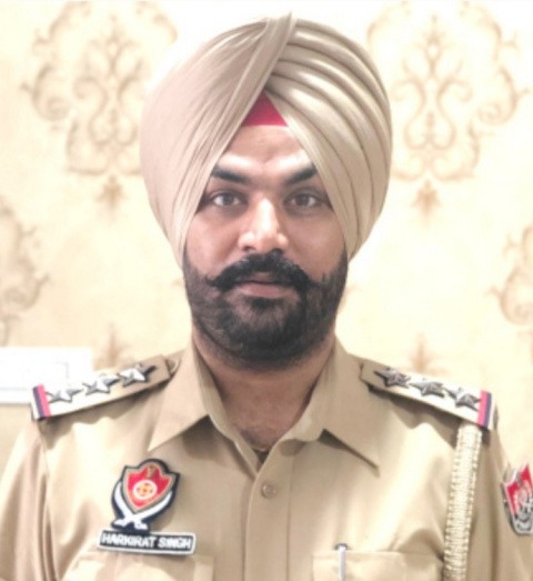 You are currently viewing ਹਾਈਵੇ ‘ਤੇ ਗ਼ਲਤ ਦਿਸ਼ਾ ‘ਚ ਵਾਹਨ ਖੜ੍ਹੇ ਕਰਨ ਵਾਲੀਆਂ ਦੀ ਹੁਣ ਖੈਰ ਨਹੀਂ : ਐਸ ਐਸ ਓ ਹਰਕੀਰਤ ਸਿੰਘ