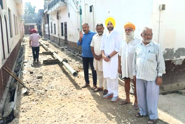 You are currently viewing ਹਲਕਾ ਵਿਧਾਇਕ ਜਸਵੀਰ ਸਿੰਘ ਰਾਜਾ ਦੇ ਯਤਨਾਂ ਸਦਕਾ ਵਾਰਡ ਨੰਬਰ 10 ‘ਚ ਸੜਕ ਨਿਰਮਾਣ ਦਾ ਕੰਮ ਸ਼ੁਰੂ