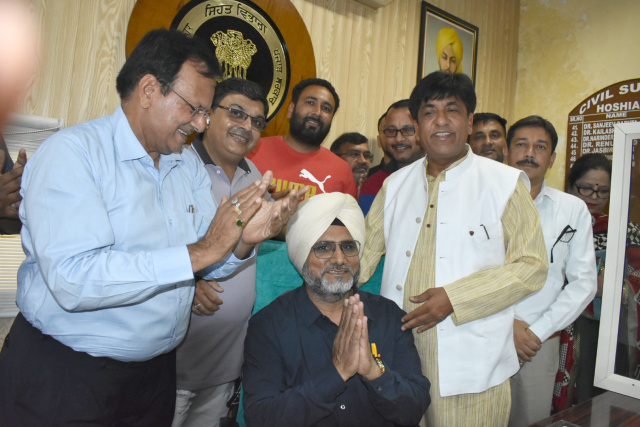 You are currently viewing ਕੈਬਨਿਟ ਮੰਤਰੀ ਜਿੰਪਾ ਦੀ ਹਾਜ਼ਰੀ ’ਚ ਡਾ.ਲਖਬੀਰ ਸਿੰਘ ਨੇ ਸਿਵਲ ਸਰਜਨ ਵਜੋਂ ਸੰਭਾਲਿਆ ਅਹੁਦਾ