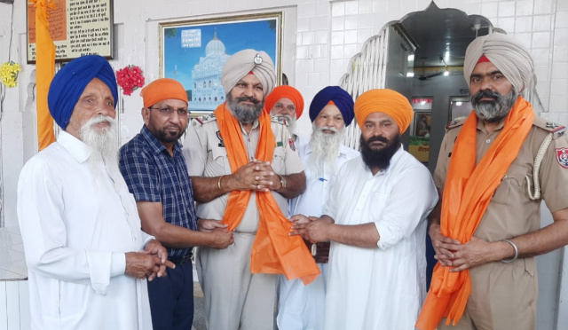 You are currently viewing ਸ਼੍ਰੀ ਖੁਰਾਲਗੜ ਸਾਹਿਬ ਚ ਨਵ-ਨਿਯੁਕਤ ਐੱਸ.ਐਚ.ਓ ਦਾ ਪ੍ਰਬੰਧਕ ਕਮੇਟੀ ਵਲੋਂ ਸਨਮਾਨ