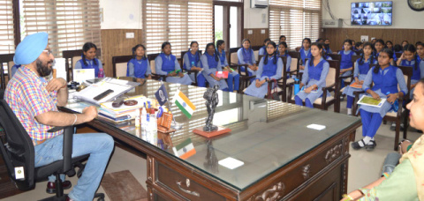 You are currently viewing ਸ਼ਹੀਦ ਮੱਖਣ ਸਿੰਘ ਸਰਕਾਰੀ ਕੰਨਿਆ ਸੀਨੀਅਰ ਸੈਕੰਡਰੀ ਸਕੂਲ ਦੀਆਂ ਵਿਦਿਆਰਥਣਾਂ ਨਾਲ ਡਿਪਟੀ ਕਮਿਸਨਰ ਨੇ ਕੀਤੀ ਵਿਚਾਰ ਗੋਸ਼ਟੀ 