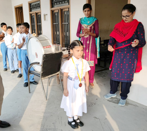 You are currently viewing ਵਿਸ਼ਵਕਰਮਾ ਵਿੱਦਿਆ ਮੰਦਿਰ ਸਕੂਲ ਬਲਾਚੌਰ ਵਲੋਂ ਨੰਨੇ ਵਿਦਿਆਰਥੀਆ ਦਾ ਕੀਤਾ ਸਨਮਾਨ