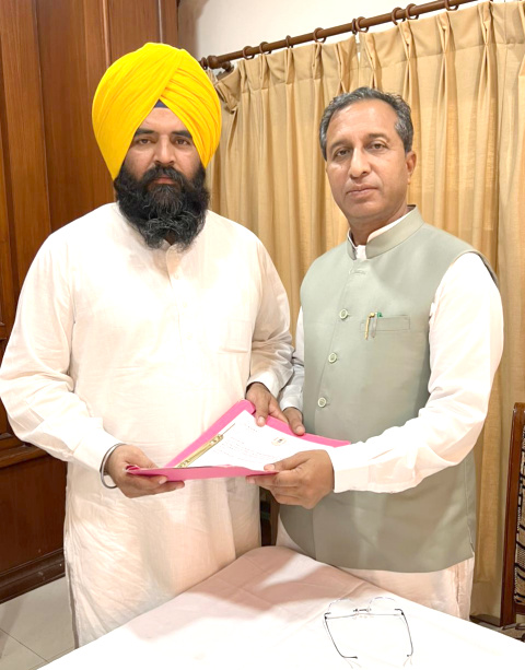 You are currently viewing ਵਿਧਾਇਕ ਰੌੜੀ ਨੇ ਸਿਹਤ ਮੰਤਰੀ ਅਰੁਣ ਸਿੰਗਲਾ ਨਾਲ ਮੁਲਾਕਾਤ ਕਰਕੇ ਸਿਹਤ ਸਹੂਲਤਾਂ ਵਾਰੇ ਵਿਚਾਰ ਸਾਂਝੇ ਕੀਤੇ