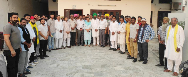 You are currently viewing ਜਨਤਾ ਨੂੰ ਜਲਦ ਸਹੂਲਤਾਂ ਦੇਣ ਲਈ ਵਲੰਟੀਅਰਾਂ ਦੀਆਂ ਡਿਊਟੀਆਂ ਸੰਤੋਸ਼ ਕਟਾਰੀਆ ਤੇ ਡਾ.ਸੰਨੀ ਆਹਲੂਵਾਲੀਆ ਨੇ ਲਗਾਈਆਂ