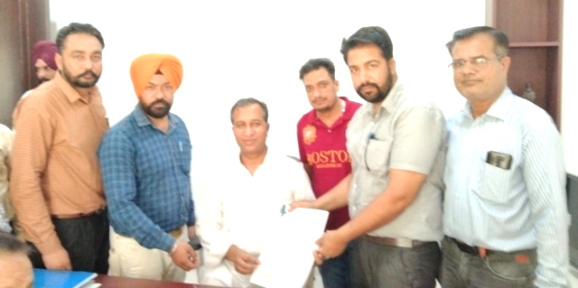 You are currently viewing ਮਲਟੀਪਰਪਜ ਕੇਡਰ ਦੇ ਪਦਵੀ ਨਾਮ ਬਦਲਣ ਸਬੰਧੀ ਸਿਹਤ ਮੰਤਰੀ ਨਾਲ ਕੀਤੀ ਮੁਲਾਕਾਤ 