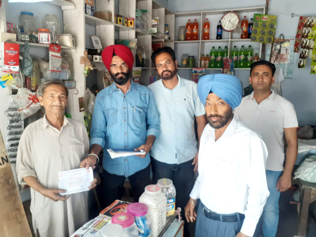 You are currently viewing ਸਿਹਤ ਵਰਕਰਾਂ ਦੀ ਟੀਮ ਨੇ ਤੰਬਾਕੂਨੋਸ਼ੀ ਕਰਨ ਅਤੇ ਵੇਚਣ ਵਾਲਿਆਂ ਦੇ ਕੱਟੇ ਚਲਾਨ