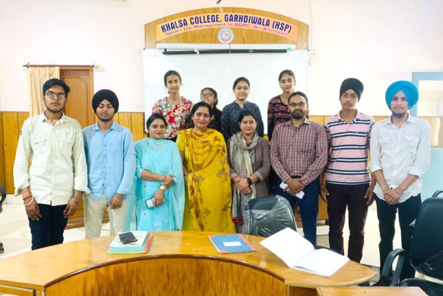 You are currently viewing ਖਾਲਸਾ ਕਾਲਜੀਏਟ ਸੀਨੀਅਰ ਸੈਕੰਡਰੀ ਸਕੂਲ, ਗੜ੍ਹਦੀਵਾਲਾ ‘ਚ ਨਿਬੰਧ ਲਿਖਣ ਮੁਕਾਬਲਾ ਕਰਵਾਇਆ