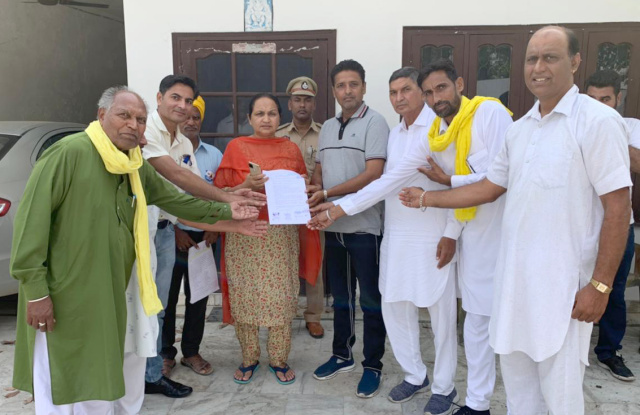 You are currently viewing ਪੀਐੱਚਸੀ ਸੜੋਆ ਦੀ ਸਿਹਤ ਸੁਧਾਰ ਲਈ ਇਲਾਕਾ ਨਿਵਾਸੀਆਂ ਨੇ ਦਿੱਤਾ ਮੰਗ ਪੱਤਰ