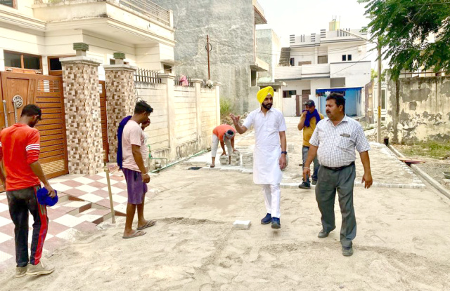 You are currently viewing ਹਲਕਾ ਵਿਧਾਇਕ ਜਸਵੀਰ ਸਿੰਘ ਰਾਜਾ ਦੇ ਦਿਸ਼ਾ ਨਿਰਦੇਸ਼ਾਂ ਅਨੁਸਾਰ ਸ਼ਹਿਰ ਦੇ ਵਾਰਡ ਨੰ -1 ‘ਚ ਸੜਕ ਨਿਰਮਾਣ ਦਾ ਕੰਮ ਸ਼ੁਰੂ