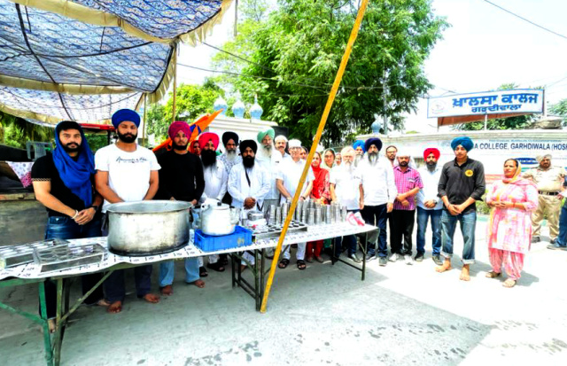 You are currently viewing ਖ਼ਾਲਸਾ ਕਾਲਜ ਗੜ੍ਹਦੀਵਾਲਾ ਦੇ ਵਿਦਿਆਰਥੀਆ ਵੱਲੋਂ ਲਗਾਈ ਗਈ ਛਬੀਲ