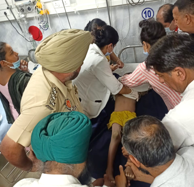 You are currently viewing LATEST.. ਹੁਣੇ ਹੁਣੇ ਮੰਦਭਾਗੀ ਖਬਰ ਆਈ ਸਾਹਮਣੇ, ਬੋਰਵੈੱਲ ਚੋਂ ਬਾਹਰ ਕੱਢੇ ਗਏ ਬੱਚੇ ਰਿਤਿਕ ਰੋਸ਼ਨ ਨੂੰ ਡਾਕਟਰ ਨੇ ਮ੍ਰਿਤਕ ਐਲਾਨਿਆ