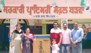 Read more about the article ਪ੍ਰਵਾਸੀ ਭਾਰਤੀ ਨੇ ਆਪਣੇ ਬੇਟੇ ਦੇ ਜਨਮ ਦਿਨ ਮੌਕੇ ਸਕੂਲ ਨੂੰ ਕੀਤੀ ਫਰਿਜ ਭੇਂਟ
