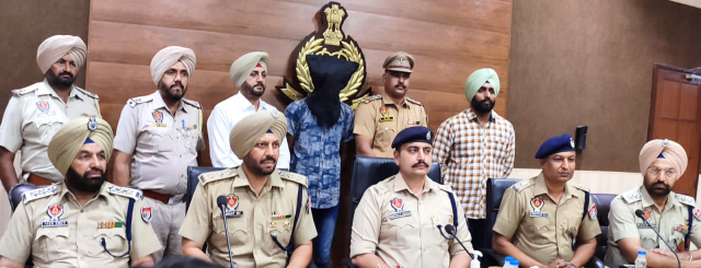 You are currently viewing ਵੱਡੀ ਖਬਰ.. ਕਰੀਬ 3 ਮਹੀਨੇ ਪਹਿਲਾਂ ਹੁਸ਼ਿਆਰਪੁਰ ਤੋਂ ਅਗਵਾ ਕੀਤੇ 02 ਸਕੇ ਭੈਣ-ਭਰਾ ਨੂੰ ਪੁਲਿਸ ਨੇ ਹੈਦਰਾਬਾਦ ਤੋਂ ਬਰਾਮਦ ਕਰਕੇ ਦੋਸ਼ੀ ਨੂੰ ਕੀਤਾ ਕਾਬੂ