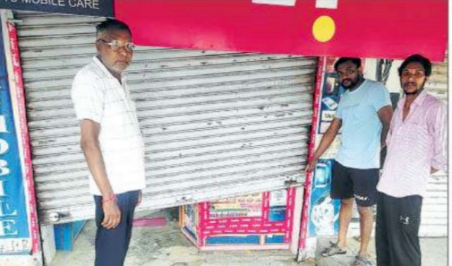 You are currently viewing ਚੋਰਾਂ ਵਲੋਂ ਇਕ ਮੋਬਾਇਲਾਂ ਦੀ ਦੁਕਾਨ ਦਾ ਸ਼ਟਰ ਪੁੱਟ ਚੋਰੀ ਦੀ ਵਾਰਦਾਤ ਨੂੰ ਦਿੱਤਾ ਅੰਜਾਮ 