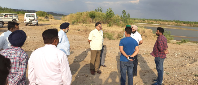 You are currently viewing ਡੀ ਸੀ ਨੇ ਰੇਤ ਮਾਈਨਿੰਗ ਸਾਈਟਾਂ ਦੀ ਕੀਤੀ ਅਚਨਚੇਤ ਚੈਕਿੰਗ