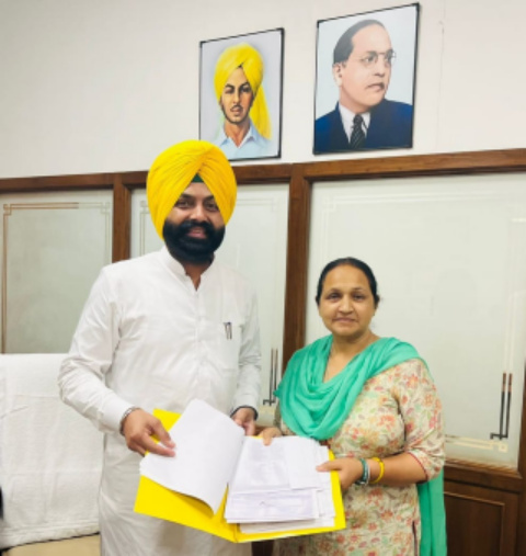 You are currently viewing ਵਿਧਾਇਕਾ ਸੰਤੋਸ਼ ਕਟਾਰੀਆ ਟਰਾਂਸਪੋਰਟ ਮੰਤਰੀ ਭੁੱਲਰ ਨੂੰ ਮਿਲੇ