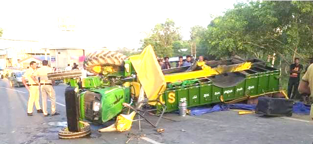 Read more about the article ਵੱਡੀ ਖਬਰ.. ਸ਼ਰਧਾਲੂਆਂ ਨਾਲ ਭਰੀ ਟਰੈਕਟਰ ਟਰਾਲੀ ਪਲਟਣ ਨਾਲ ਤਿੰਨ ਦੀ ਮੌਤ,ਛੇ ਜ਼ਖਮੀ