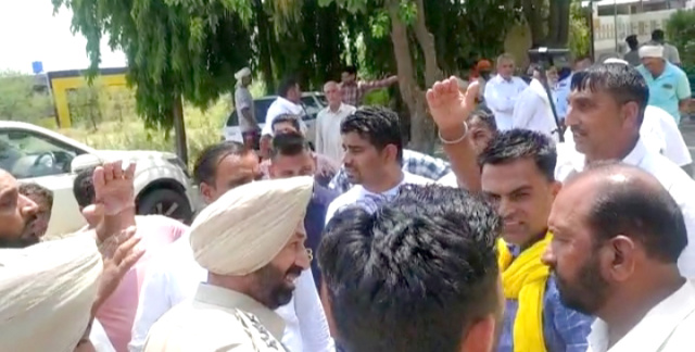 You are currently viewing ਗੜ੍ਹਸ਼ੰਕਰ ਦੇ ਕਸਬਾ ਸੈਲਾ ਖੁਰਦ ਦੀ ਕੁਆਂਟਮ ਪੇਪਰ ਮਿਲ ਵਲੋਂ ਤੂੜੀ ਦੀ ਵਰਤੋਂ ਕਰਨ ਤੇ ਡੇਅਰੀ ਮਾਲਿਕਾਂ ਵਲੋਂ ਵਿਰੋਧ