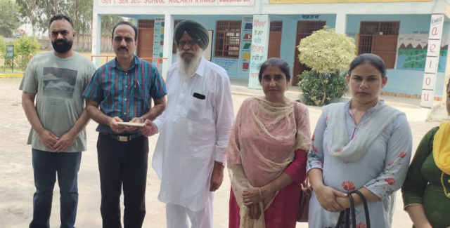You are currently viewing संतोख सिंह औलख ने अपनी पत्नी की स्मृति में सरकारी स्कूल में 50000 का चेक किया भेंट