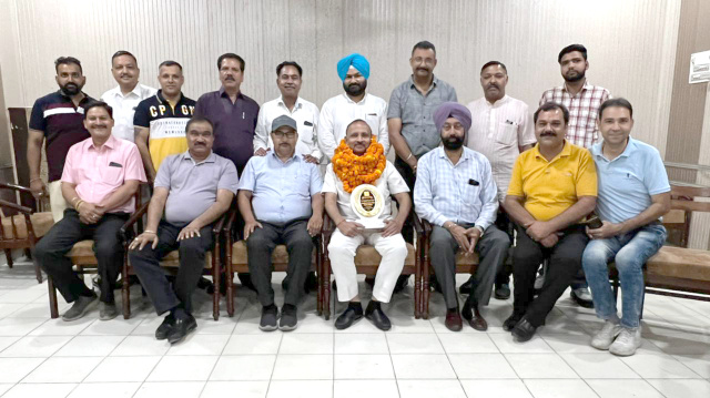 You are currently viewing ਸੁਨਿਹਰਾ ਭਾਰਤ ਪੰਜਾਬ ਦੀ ਟੀਮ ਵੱਲੋਂ ਲਾਈਨ ਕਲੱਬ ਬਟਾਲਾ ਫਤਹਿ ਦੇ ਪ੍ਰਧਾਨ ਵਰਿੰਦਰ ਆਸ਼ਟ ਦਾ ਵਿਸ਼ੇਸ ਸਨਮਾਨ