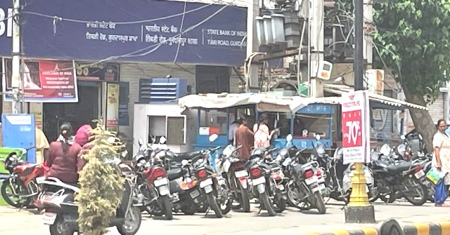 You are currently viewing ਨਾਜਾਇਜ਼ ਕਬਜ਼ੇ ਤੇ ਪਾਰਕਿੰਗ ਨਾ ਹੋਣ ਕਾਰਨ ਸੜਕਾਂ ਤੇ ਚੱਲਣਾ ਹੋਇਆ ਮੁਸ਼ਿਕਲ