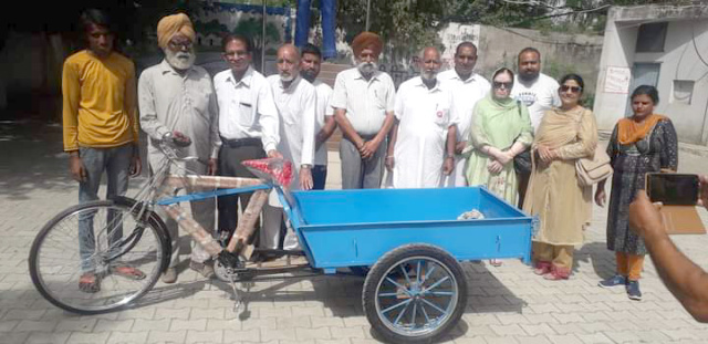 You are currently viewing ਸ਼ਹੀਦ ਭਗਤ ਸਿੰਘ ਚੈਰੀਟੇਬਲ ਸੁਸਾਇਟੀ ਰਜਿ:ਗੜਸ਼ੰਕਰ ਵਲੋਂ ਲੋੜਵੰਦ ਨੂੰ ਰੇਹੜਾ ਰਿਕਸ਼ਾ ਭੇਟ ਕੀਤਾ