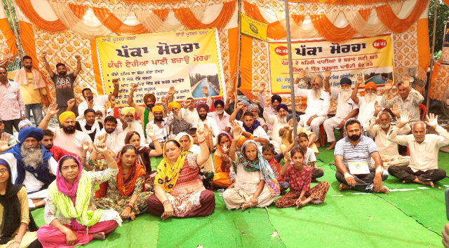 You are currently viewing ਕੰਢੀ ਕਨਾਲ ਨਹਿਰ ਨੂੰ ਹੇਠੋਂ ਪੱਕਾ ਕਰਨ ਦੇ ਵਿਰੋਧ ’ਚ ਪਿੰਡ ਮਸਤੀਵਾਲ ’ਚ ਲਾਇਆ ਧਰਨਾ 9 ਵੇਂ ਦਿਨ ਵੀ ਜਾਰੀ 