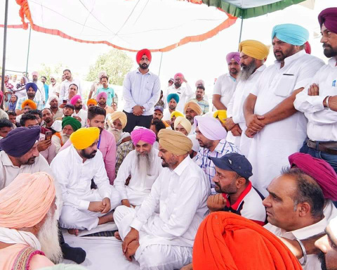 Read more about the article ਮੁੱਖ ਮੰਤਰੀ ਪੰਜਾਬ ਭਗਵੰਤ ਮਾਨ ਨੇ ਪਿੰਡ ਮੂਸੇਵਾਲਾ ਪਹੁੰਚ ਕੇ ਸਿੱਧੂ ਮੂਸੇਵਾਲਾ ਦੇ ਪਰਿਵਾਰਕ ਨਾਲ ਕੀਤਾ ਦੁੱਖ ਸਾਂਝਾ